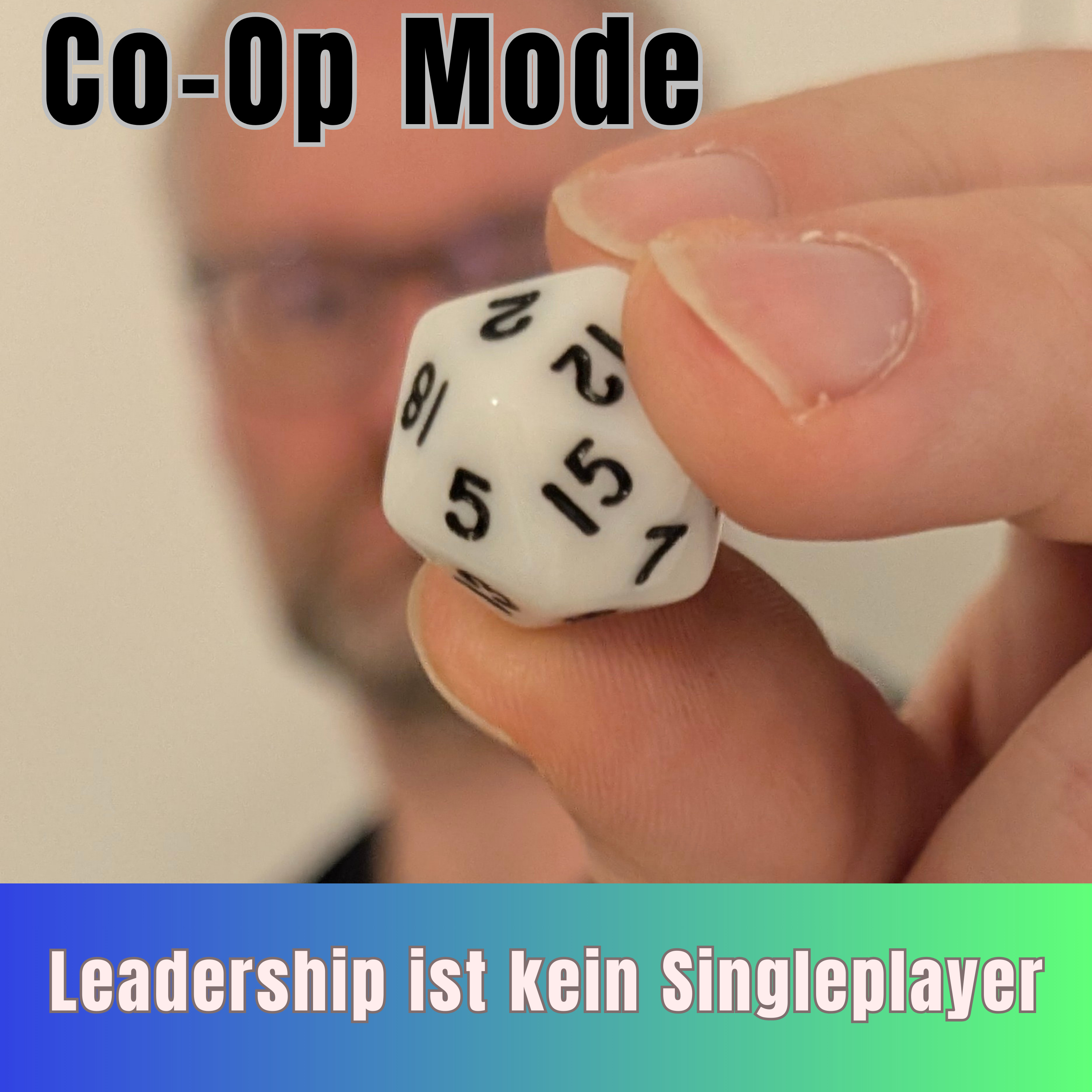 Co-op Mode Podcast Cover: Eine Hand hält einen zwanzigseitigen Würfel, darunter der Slogan »Leadership ist kein Singleplayer«